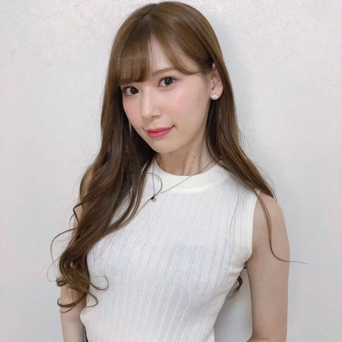 明里紬引领最新时尚潮流，展现独特魅力风采