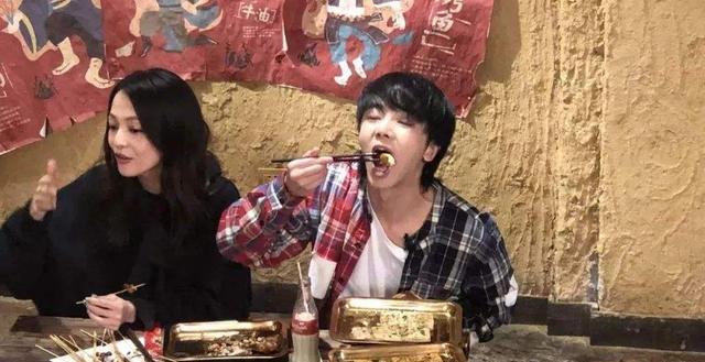 华晨宇最新动态揭秘，小巷深处的音乐与美食之旅