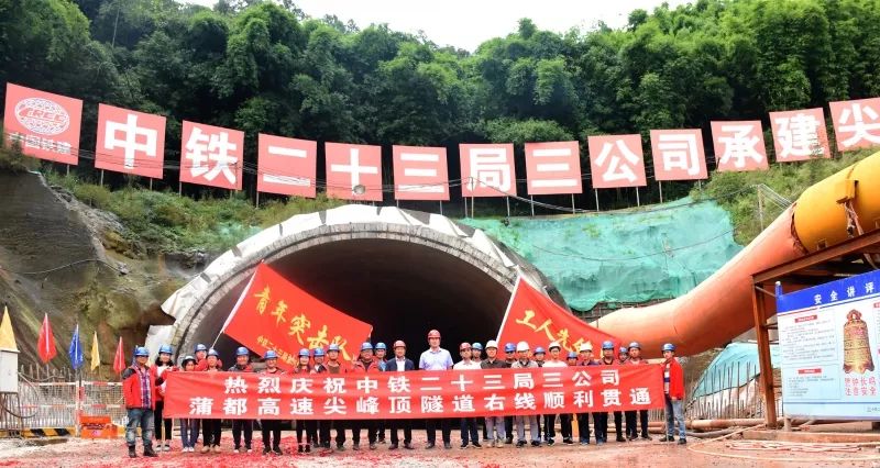 新疆最新铁路项目，科技与生活的无缝对接