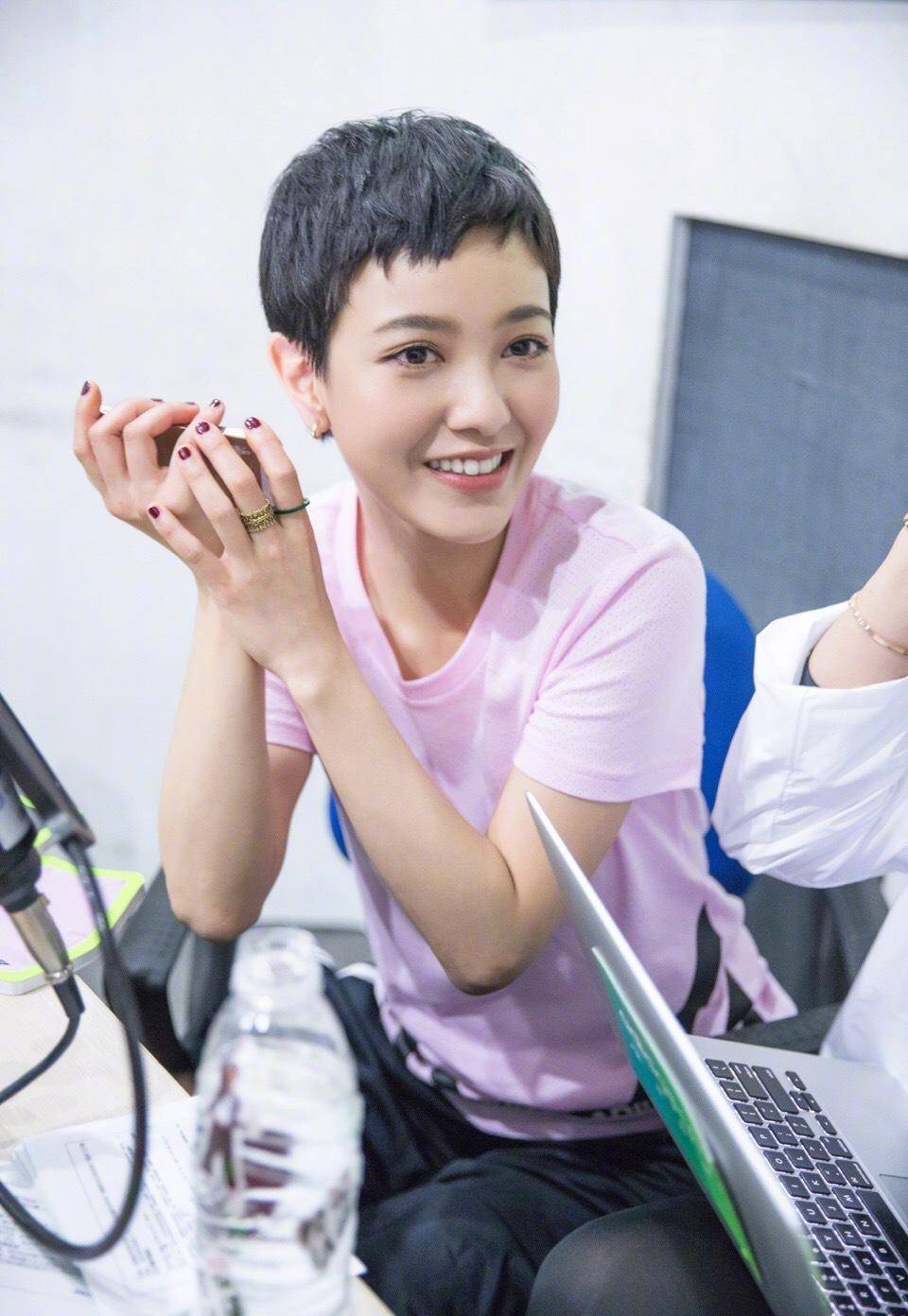 郭彩洁最新短发时尚潮流，魅力四溢的短发造型亮相！