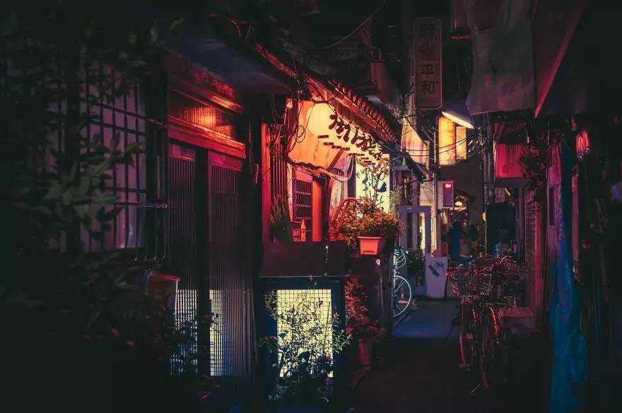 月圆之夜最新破解版探秘，小巷神秘小店背后的犯罪问题揭秘