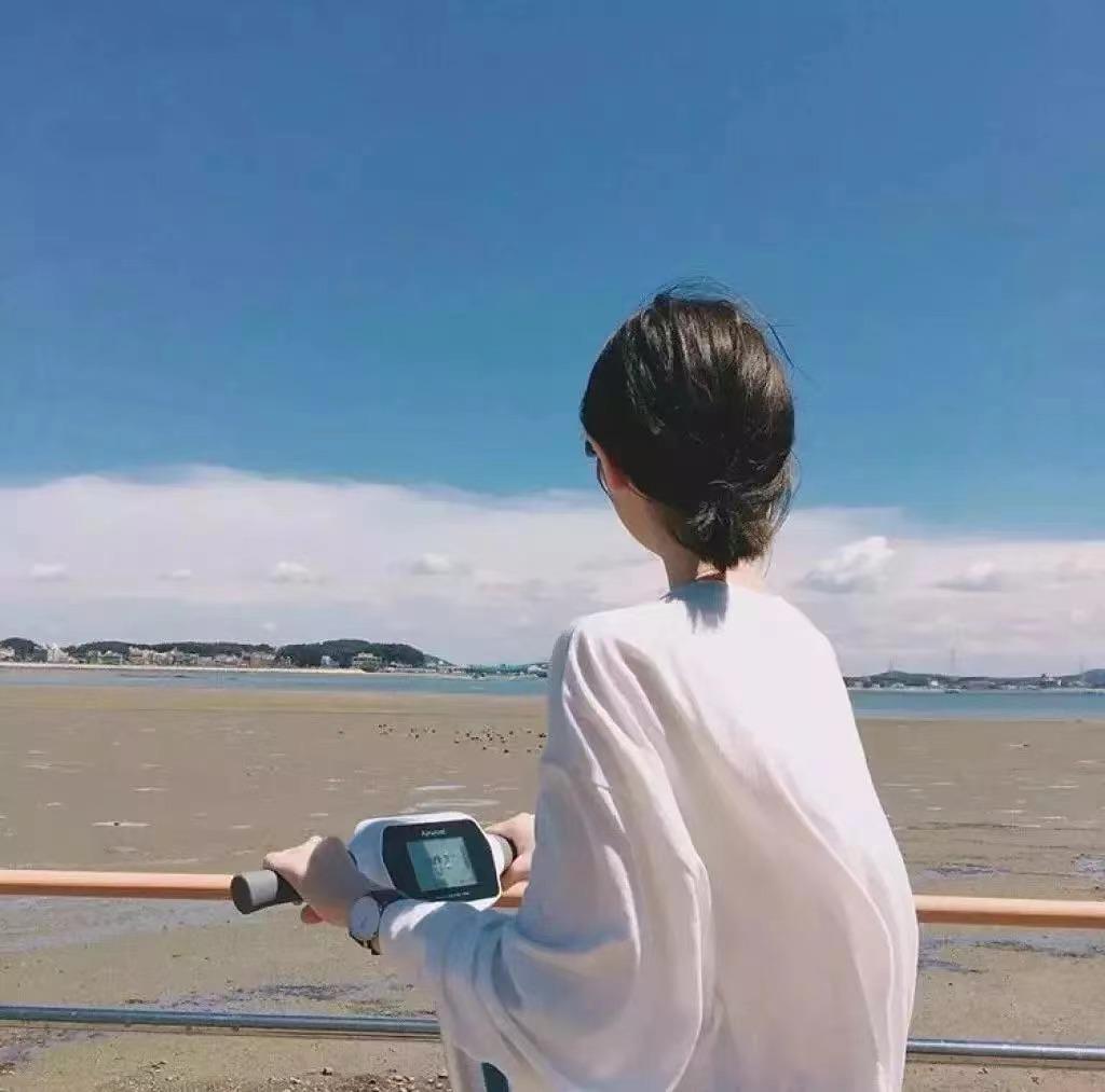 时代背景下的情感印记，最新情侣头像女真人