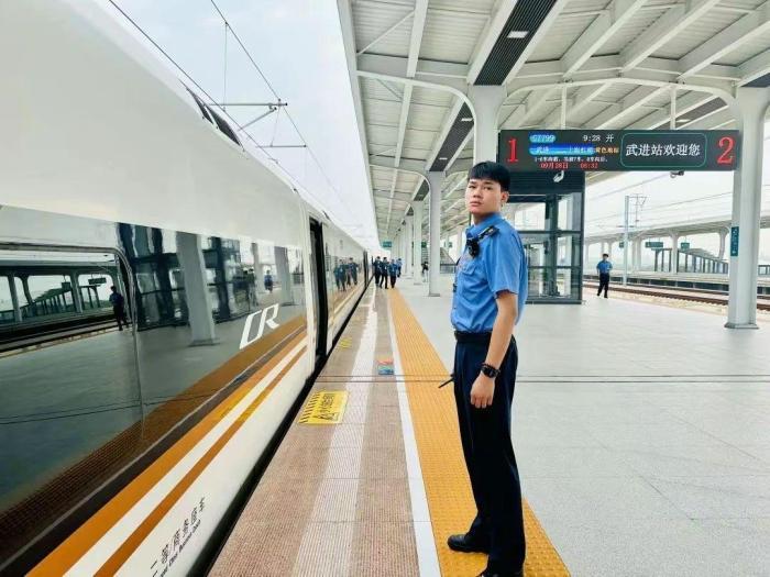 江苏高铁最新通车，速度与激情驶向未来，自信与成就感伴随学习变化