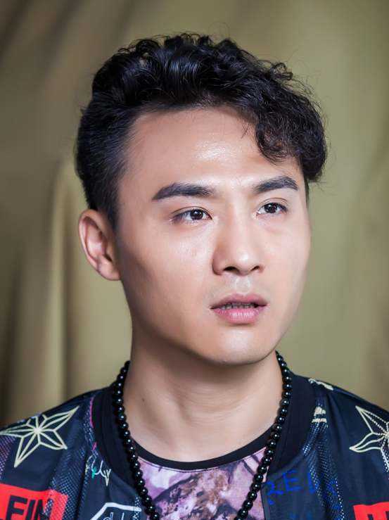 演员曹琪，自然之旅探寻内心宁静与幽默的旅程