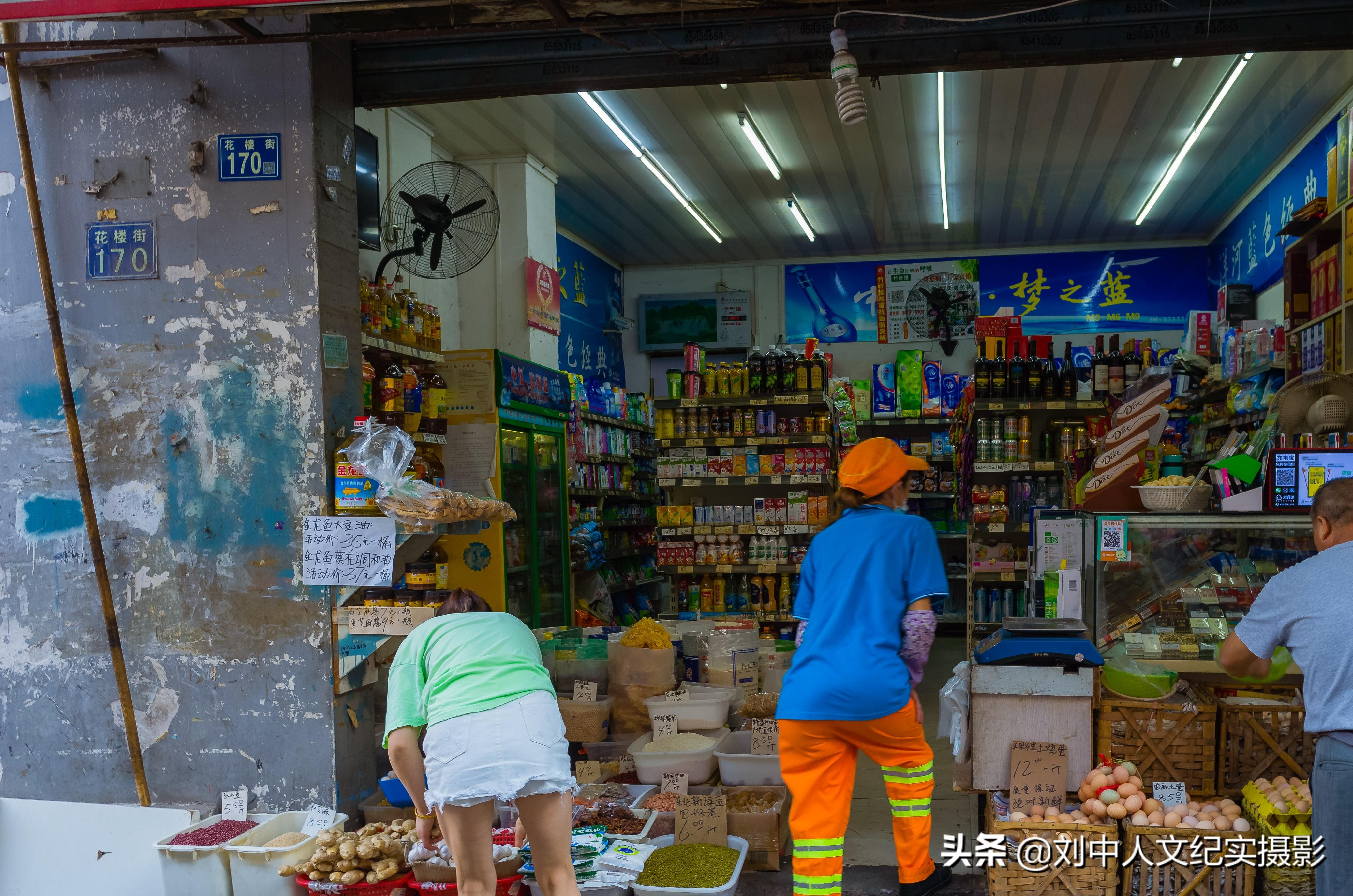 最新小朋友搞笑舞蹈视频，小巷深处的舞蹈小店的欢乐瞬间