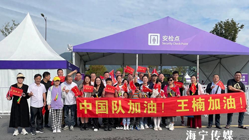世乒赛第四轮比赛，小巷特色小店的故事