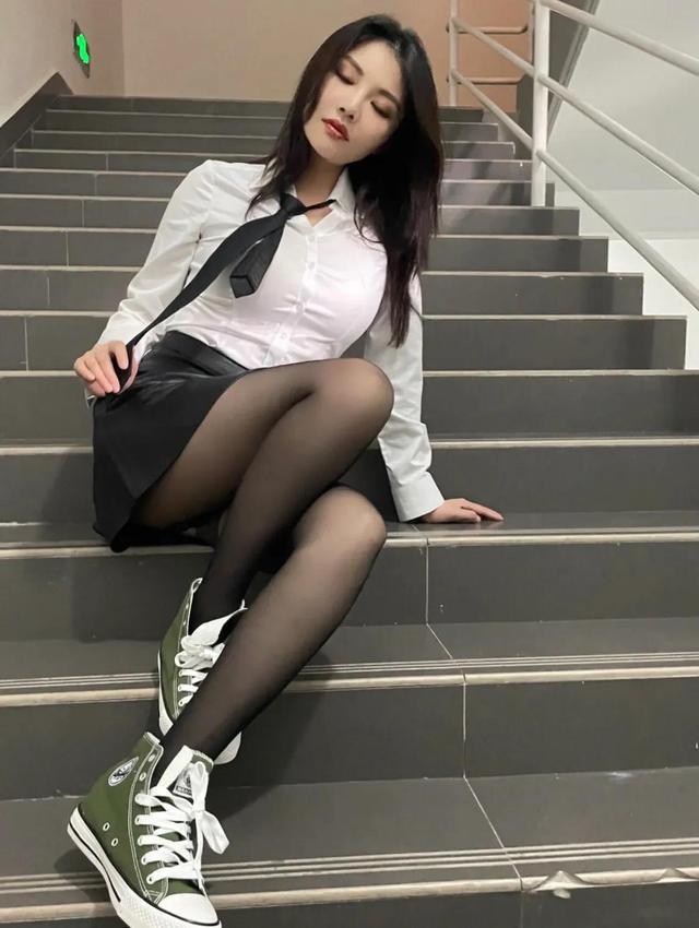 最新制服丝袜穿搭指南，打造完美造型的必备技巧