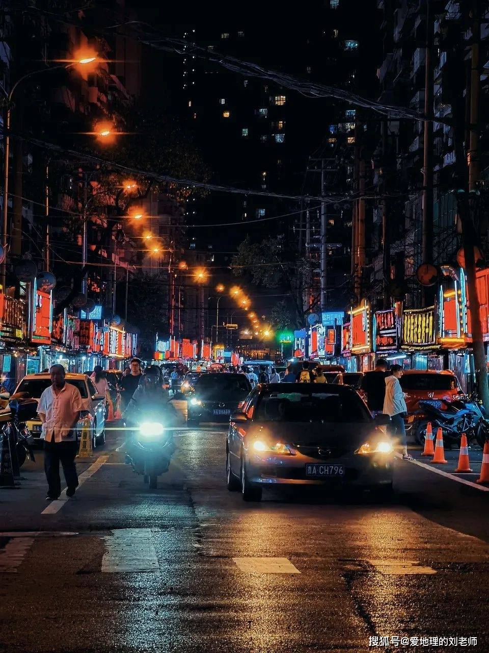 城市夜生活的魅力与变迁，最新晚间碰头时刻