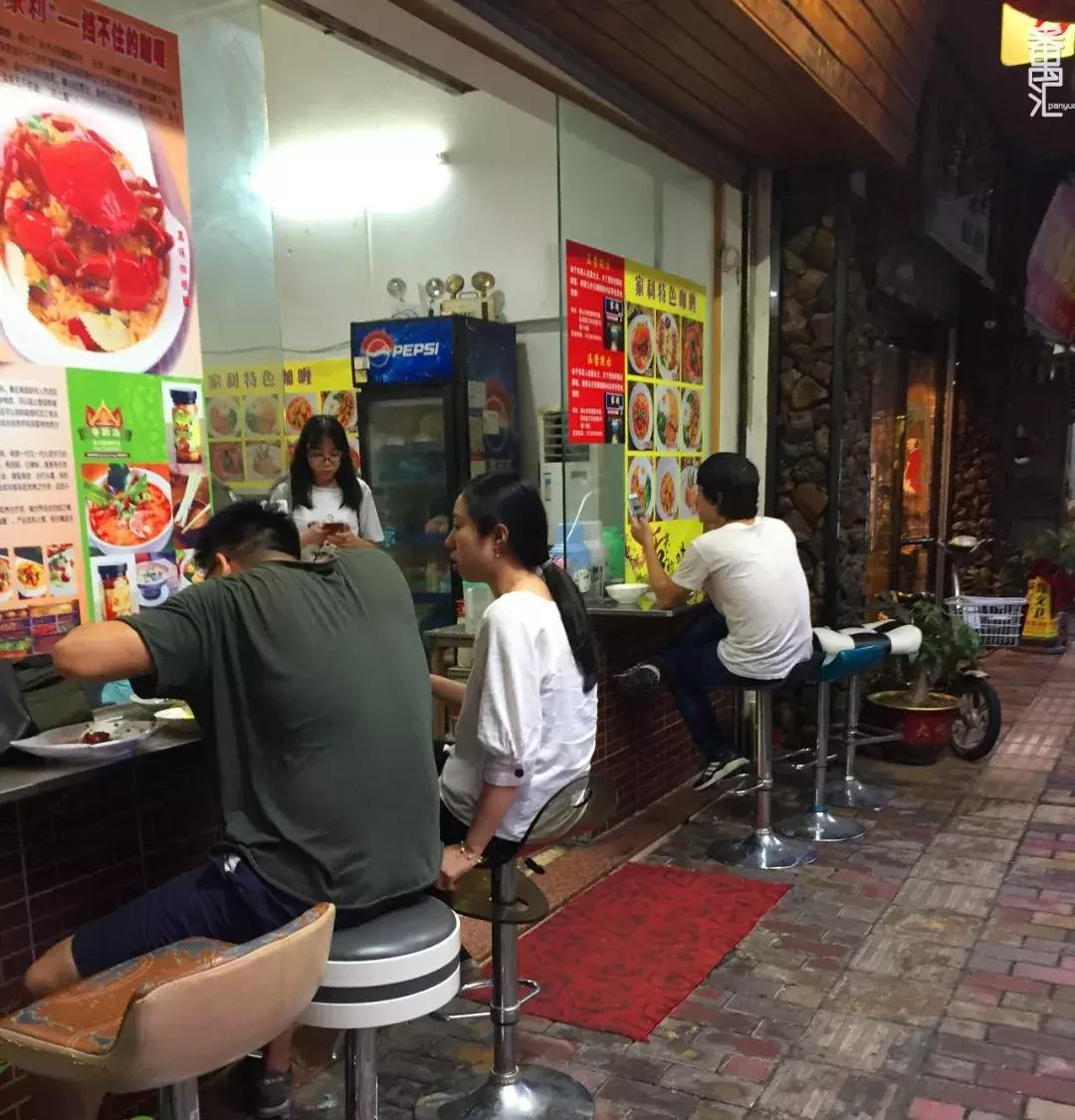 霉霉最新照片揭秘，小巷深处的独特风情与隐藏的特色小店